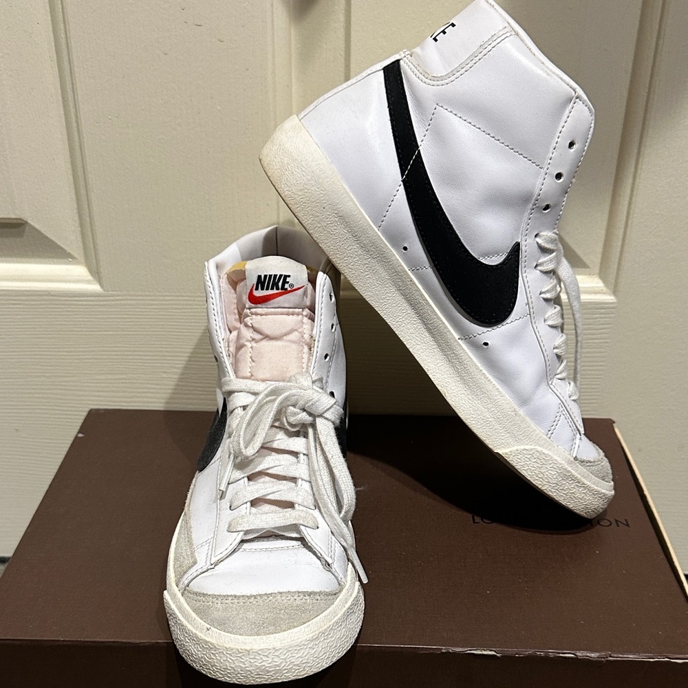 Nike Women's  mid blazer 77 White and Black High-Top